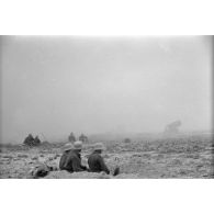 Une batterie de 15 cm Nebelwerfer-41appartenant au Werfer.Regiment-71 effectue un tir au fond d'une vallée.