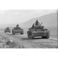Une colonne de chars Panzer IV (Pz-IV Ausf-G) et Panzer III (Pz-III Ausf-L) du Panzer.Regiment 7 (Pz.Rgt-7) de la 10e division blindée allemande (10-Pz.Div.).