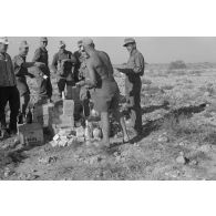 Des soldats ont la joie de recevoir du ravitaillement d'origine italienne (chocolat, vin, savon).