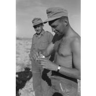 Des soldats ont la joie de recevoir du ravitaillement d'origine italienne (chocolat, vin, savon).