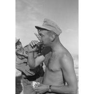 Des soldats ont la joie de recevoir du ravitaillement d'origine italienne (chocolat, vin, savon).