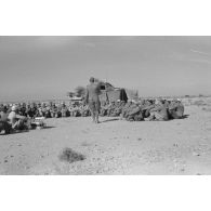 Des soldats de la 6e compagnie du Panzer Regiment 5 (Pz.Rgt-5) sont réunis en demi-cercle devant une tente et un char Panzer III (Pz-III Ausf H).