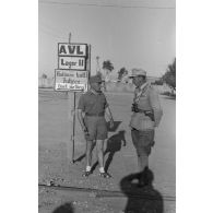 Deux Oberleutnant discutent près d'un panneau indiquant un dépôt.