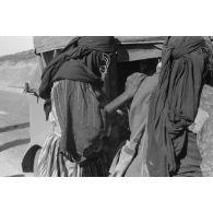 Une voiture Kfz-1 (Einheits-Personenkraftwagen Kfz.1) d'un convoi de ravitaillement en eau (Wasser-Kolonne 651) est entourée de civils libyens.