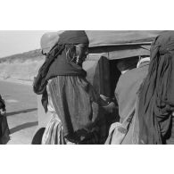 Une voiture Kfz-1 (Einheits-Personenkraftwagen Kfz.1) d'un convoi de ravitaillement en eau (Wasser-Kolonne 651) est entourée de civils libyens.