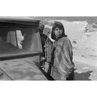 Une voiture Kfz-1 (Einheits-Personenkraftwagen Kfz.1) d'un convoi de ravitaillement en eau (Wasser-Kolonne 651) est entourée de civils libyens.