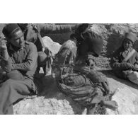 Une voiture Kfz-1 (Einheits-Personenkraftwagen Kfz.1) d'un convoi de ravitaillement en eau (Wasser-Kolonne 651) est entourée de civils libyens.