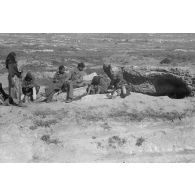 Des enfants libyens mangent sur le bord de la route après avoir rencontré un convoi de ravitaillement en eau (Wasser-Kolonne 651).
