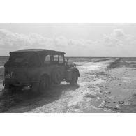 Un véhicule Kfz-15 de la 7e compagnie de propagande de l'armée de l'air (Luftwaffe Kriegsberichter Kompanie 7).