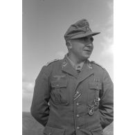 Portrait d'un Oberleutnant de la FlaK portant une vareuse du Heer, décoré de deux versions de la croix de fer.