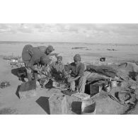 Des fantassins italiens se chargent de l'approvisionnement des mitrailleuses Breda.