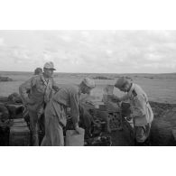 Un canon d'origine britannique Ordnance QF de 2 livres.