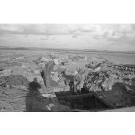 Les alvéoles recouvertes de bâches ou de filets de camouflage.