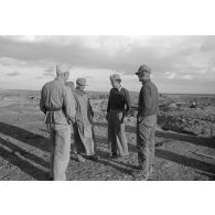Un groupe d'officiers germano-italiens discutte, au premier plan, à gauche, le caméraman Hermann Dressler.