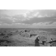 Les alvéoles recouvertes de bâches ou de filets de camouflage.