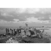 Un canon de 155 mm GPF (GPF-T), en position route, est entouré de soldats allemands.