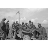 Des artillleurs allemands dans une jeep Bantam capturée.