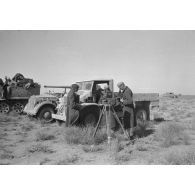 Des reporters de la 7e compagnie de propagande de l'armée de l'air allemande (Luftwaffe Kriegsberichter Kompanie 7) examinent du matériel photographique britannique.