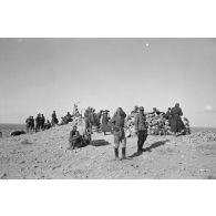 Le général Rommel sur un poste d'observation de l'artillerie italienne.