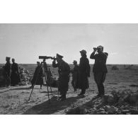Erwin Rommel et Gastone Gambara depuis un poste d'artillerie de l'armée italienne.