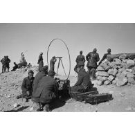 Le général Rommel sur un poste d'observation de l'artillerie italienne.