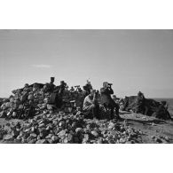 Les généraux italiens Giorgio Calvi di Bergolo et Gastone Gambara depuis un poste d'artillerie de l'armée italienne.