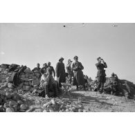 Le général Rommel sur un poste d'observation de l'artillerie italienne.