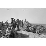 Le général Rommel sur un poste d'observation de l'artillerie italienne.