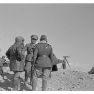 Le général italien Gastone Gambara sur les hauteurs d'un poste d'observation d'artillerie.
