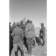 Sur les hauteurs de la position d'artillerie italienne, les généraux Gambara et Giorgio Calvi di Bergolo.