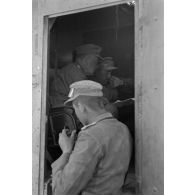 Le général (Generalleutnant) Ludwig Crüwell (Cruewell) et le colonel (Oberstleutnant) Fritz Bayerlein dans un camion, vraisemblablement le Mammoth (DAK AEC Armored Command Car).