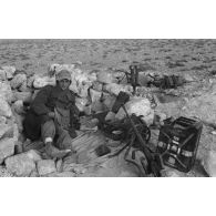 Un fantassin allemand équipé d'un fusil antichar Panzerbüchse 2,8 cm.