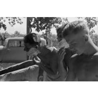 Sur le terrain d'Eleusis où se trouve le II.KG-26, temps libre, instruction des équipages.