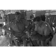 Sur le terrain d'Eleusis où se trouve le II.KG-26, temps libre, instruction des équipages.