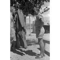 Sur le terrain d'Eleusis où se trouve le II.KG-26, temps libre, instruction des équipages.