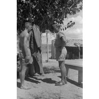 Sur le terrain d'Eleusis où se trouve le II.KG-26, temps libre, instruction des équipages.