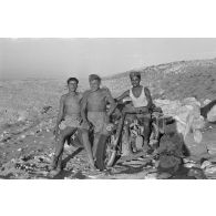 Deux soldats italiens et un artilleur allemand sur un side-car BMW R12.