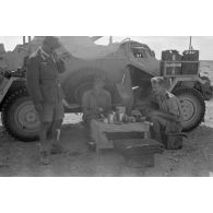 A l'abri d'un Sd.kfz.222 (immatriculé WH-642 265), un petit déjeuner dans le désert.