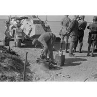 A l'abri d'un Sd.kfz.222 (immatriculé WH-642 265), un petit déjeuner dans le désert.