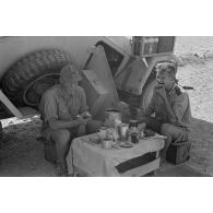 A l'abri d'un Sd.kfz.222 (immatriculé WH-642 265), un petit déjeuner dans le désert.