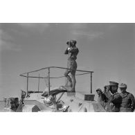 Le chef d'une unité de reconnaissance (Spähtruppführer), l'adjudant (Feldwebel) Apsel observe aux jumelles sur le toit d'un Sd.kfz.223 (immatriculé WH-642 265).