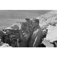 Le Major italien Pardi présente au commandant allemand Panzenhagen la position dominante des forces de l'Axe à Halfayapass.