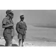 Le capitaine (Hauptmann) Wilhelm Bach en compagnie de deux officiers, un Allemand et un Italien.