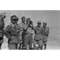 Le capitaine Bach, le commandant Panzenhagen, et le Major italien Pardi visitent le front de Soloum (Sollum).