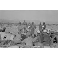 Le général (General der Panzertruppe) Philipp Müller-Gebhard (Gebhardt) guidé par le capitaine Wilhelm Bach, inspecte le front de Solloum (Sollum) et le col d'Halfaya.
