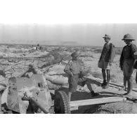 Le général (General der Panzertruppe) Philipp Müller-Gebhard (Gebhardt) commandant de l'Afrika-Korps inspecte le front de Solloum (Sollum) et le col d'Halfaya.