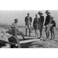 Le général (General der Panzertruppe) Philipp Müller-Gebhard (Gebhardt) commandant de l'Afrika-Korps inspecte le front de Solloum (Sollum) et le col d'Halfaya.