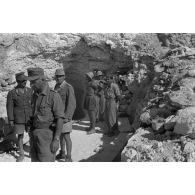 Wilhelm Bach et Albert Panzenhagen en présence d'un capitaine non identifié lors de la visite de sapeurs italiens.