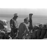 Le général (General der Panzertruppe) Philipp Müller-Gebhard (Gebhardt) inspecte le poste d'observation et de commandement de la 2e batterie du I./33 FlaK.