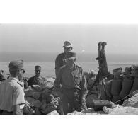 Le général (General der Panzertruppe) Philipp Müller-Gebhard (Gebhardt) inspecte le poste d'observation et de commandement de la 2e batterie du I./33 FlaK.